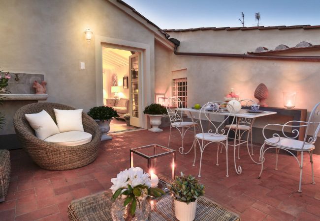 Apartamento em Lucca - Unwind Yourself on a Panoramic Terrace inside Lucca Apartamento em Lucca - Unwind Yourself on a Panoramic Terrace inside Lucca