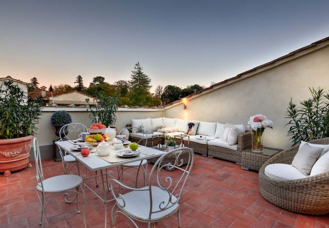 Apartamento em Lucca - Unwind Yourself on a Panoramic Terrace inside Lucca Apartamento em Lucca - Unwind Yourself on a Panoramic Terrace inside Lucca
