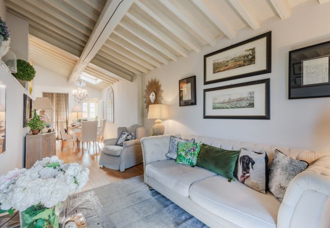 Apartamento em Lucca - Unwind Yourself on a Panoramic Terrace inside Lucca Apartamento em Lucca - Unwind Yourself on a Panoramic Terrace inside Lucca