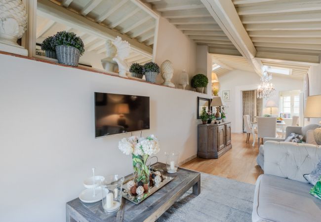 Apartamento em Lucca - Unwind Yourself on a Panoramic Terrace inside Lucca Apartamento em Lucca - Unwind Yourself on a Panoramic Terrace inside Lucca