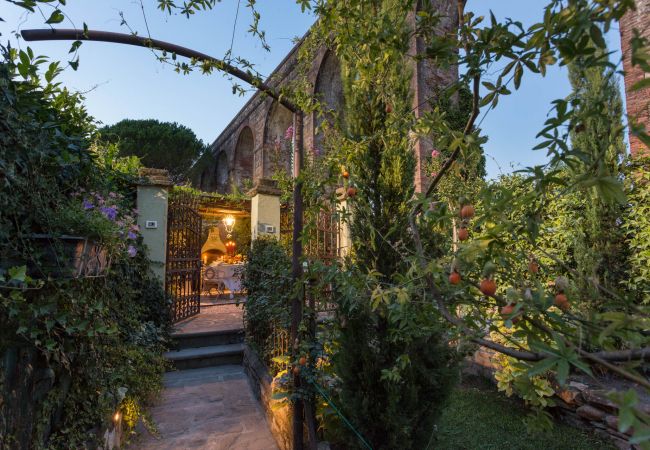 Villa em Capannori - LA DIMORA DEI CONTI: Indulge in a Country Farmhouse Apartment with Jacuzzi Facing the Town!