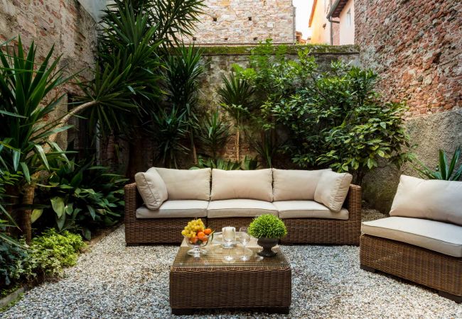 Apartamento em Lucca - A Toproof Penthouse Apartment with Elevator and Private Garden Inside the Walls