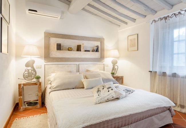 Apartamento em Lucca - A Toproof Penthouse Apartment with Elevator and Private Garden Inside the Walls Apartamento em Lucca - A Toproof Penthouse Apartment with Elevator and Private Garden Inside the Walls