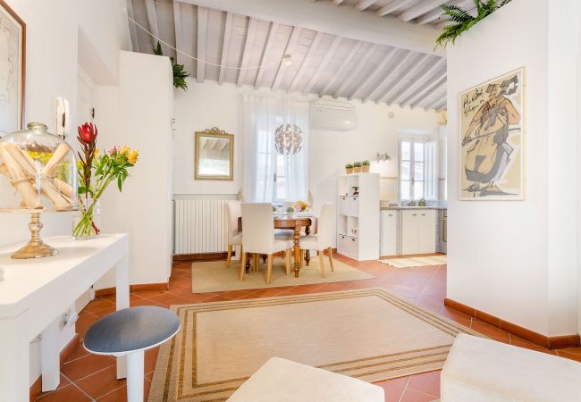 Apartamento em Lucca - A Toproof Penthouse Apartment with Elevator and Private Garden Inside the Walls Apartamento em Lucca - A Toproof Penthouse Apartment with Elevator and Private Garden Inside the Walls