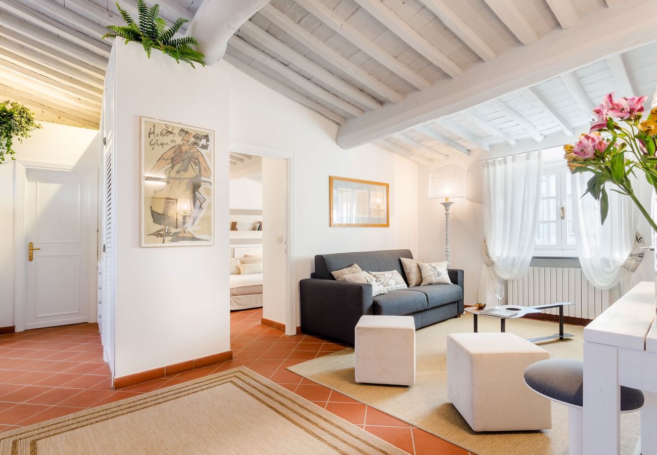 Apartamento em Lucca - A Toproof Penthouse Apartment with Elevator and Private Garden Inside the Walls Apartamento em Lucca - A Toproof Penthouse Apartment with Elevator and Private Garden Inside the Walls