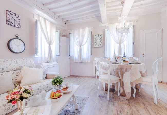 Apartamento em Lucca - Convenient Home close to Train Station and Parking Apartamento em Lucca - Convenient Home close to Train Station and Parking