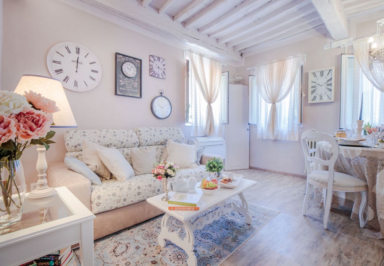 Apartamento em Lucca - Convenient Home close to Train Station and Parking Apartamento em Lucca - Convenient Home close to Train Station and Parking