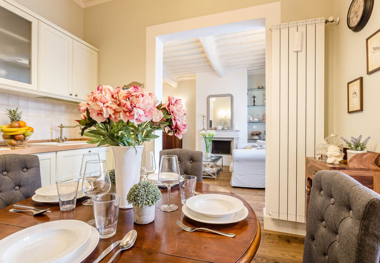 Apartamento em Lucca - 2 Bedrooms 2 Bathrooms Romantic Apartment with Terrace and Parking in Lucca Apartamento em Lucca - 2 Bedrooms 2 Bathrooms Romantic Apartment with Terrace and Parking in Lucca