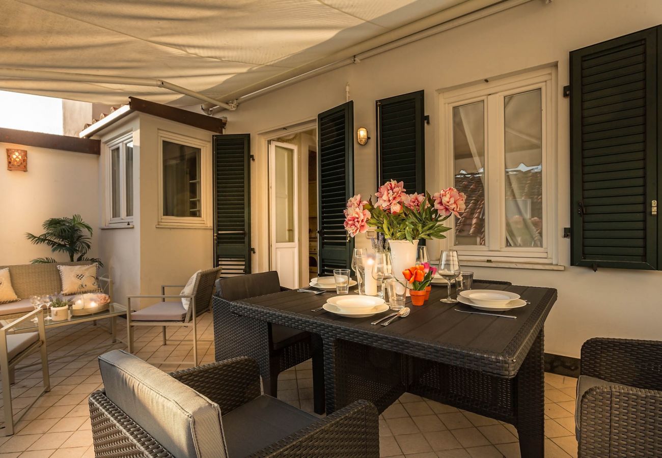 Apartamento em Lucca - 2 Bedrooms 2 Bathrooms Romantic Apartment with Terrace and Parking in Lucca Apartamento em Lucca - 2 Bedrooms 2 Bathrooms Romantic Apartment with Terrace and Parking in Lucca