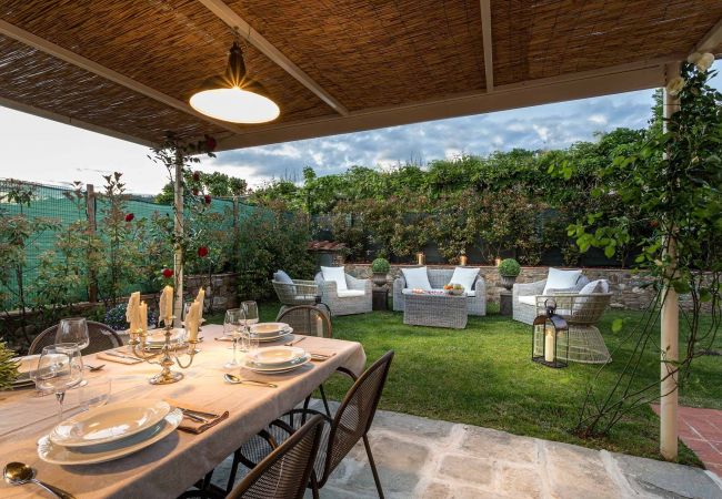Villa em Lucca - A/C Villa with Amazing Views, SPA & Private Pool  Villa em Lucca - A/C Villa with Amazing Views, SPA & Private Pool