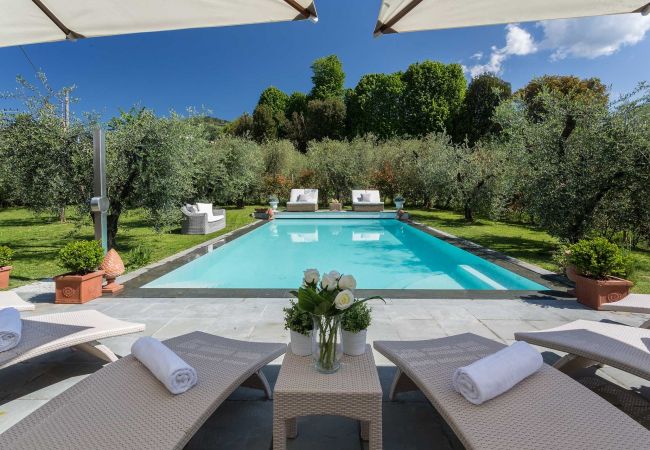 Villa em Lucca - A/C Villa with Amazing Views, SPA & Private Pool  Villa em Lucca - A/C Villa with Amazing Views, SPA & Private Pool