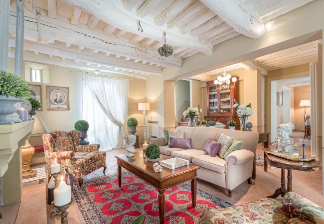 Villa em Lucca - A/C Villa with Amazing Views, SPA & Private Pool  Villa em Lucca - A/C Villa with Amazing Views, SPA & Private Pool