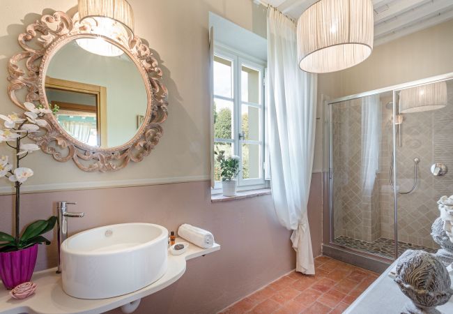 Villa em Lucca - A/C Villa with Amazing Views, SPA & Private Pool  Villa em Lucca - A/C Villa with Amazing Views, SPA & Private Pool