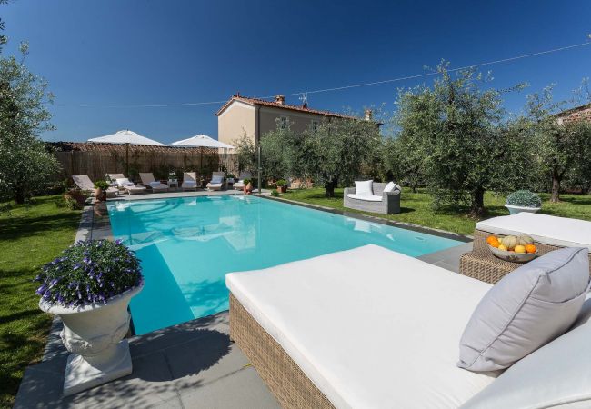 Villa em Lucca - A/C Villa with Amazing Views, SPA & Private Pool  Villa em Lucca - A/C Villa with Amazing Views, SPA & Private Pool