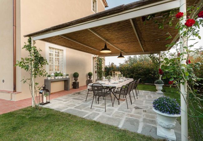 Villa em Lucca - A/C Villa with Amazing Views, SPA & Private Pool  Villa em Lucca - A/C Villa with Amazing Views, SPA & Private Pool