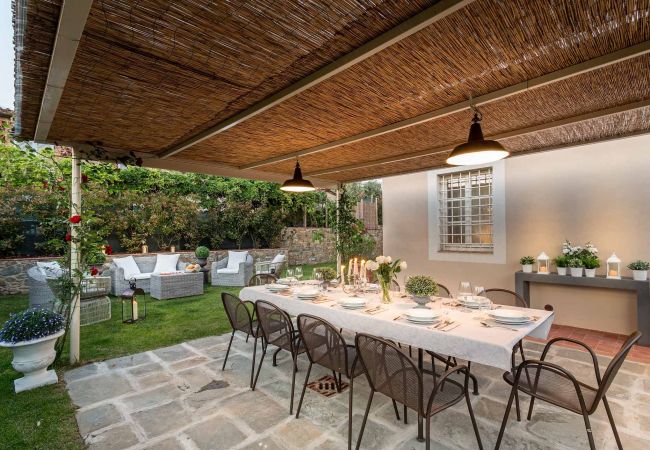 Villa em Lucca - A/C Villa with Amazing Views, SPA & Private Pool  Villa em Lucca - A/C Villa with Amazing Views, SPA & Private Pool