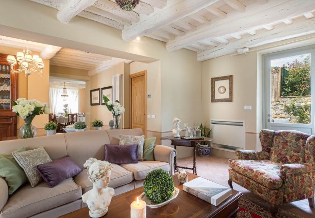 Villa em Lucca - A/C Villa with Amazing Views, SPA & Private Pool  Villa em Lucca - A/C Villa with Amazing Views, SPA & Private Pool