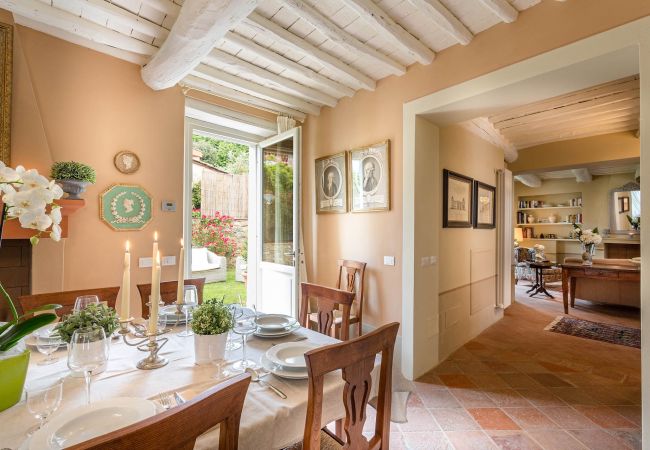 Villa em Lucca - A/C Villa with Amazing Views, SPA & Private Pool  Villa em Lucca - A/C Villa with Amazing Views, SPA & Private Pool