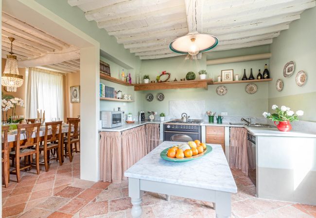 Villa em Lucca - A/C Villa with Amazing Views, SPA & Private Pool  Villa em Lucca - A/C Villa with Amazing Views, SPA & Private Pool