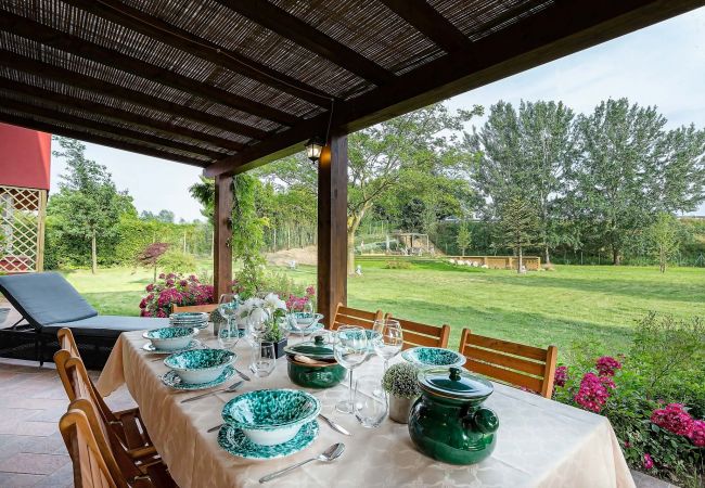 Villa em Monte San quirico - A Romantic Farmhouse with Pool in 10 mins walk away from the Walls of Lucca Villa em Monte San quirico - A Romantic Farmhouse with Pool in 10 mins walk away from the Walls of Lucca