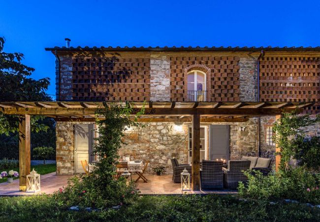 Villa em Monte San quirico - A Romantic Farmhouse with Pool in 10 mins walk away from the Walls of Lucca Villa em Monte San quirico - A Romantic Farmhouse with Pool in 10 mins walk away from the Walls of Lucca