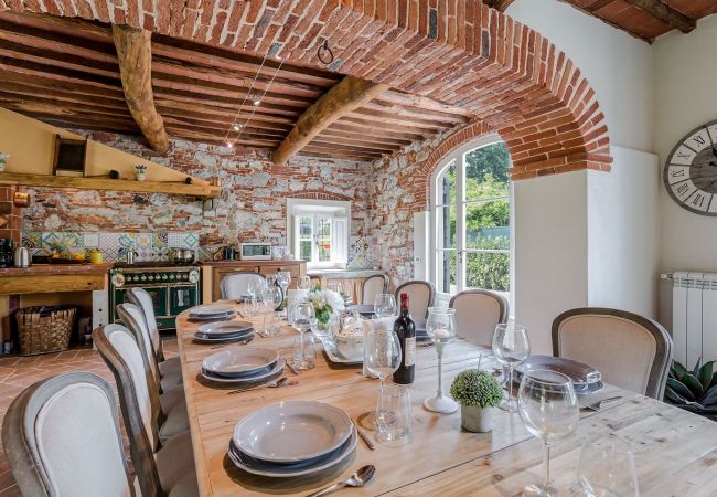 Villa em Monte San quirico - A Romantic Farmhouse with Pool in 10 mins walk away from the Walls of Lucca Villa em Monte San quirico - A Romantic Farmhouse with Pool in 10 mins walk away from the Walls of Lucca