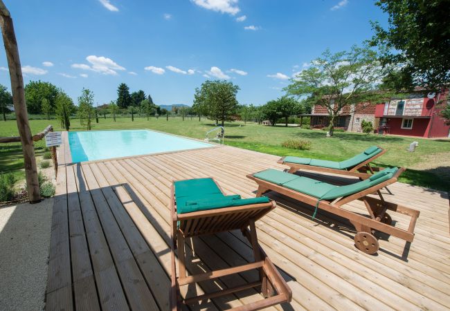 Villa em Monte San quirico - A Romantic Farmhouse with Pool in 10 mins walk away from the Walls of Lucca Villa em Monte San quirico - A Romantic Farmhouse with Pool in 10 mins walk away from the Walls of Lucca