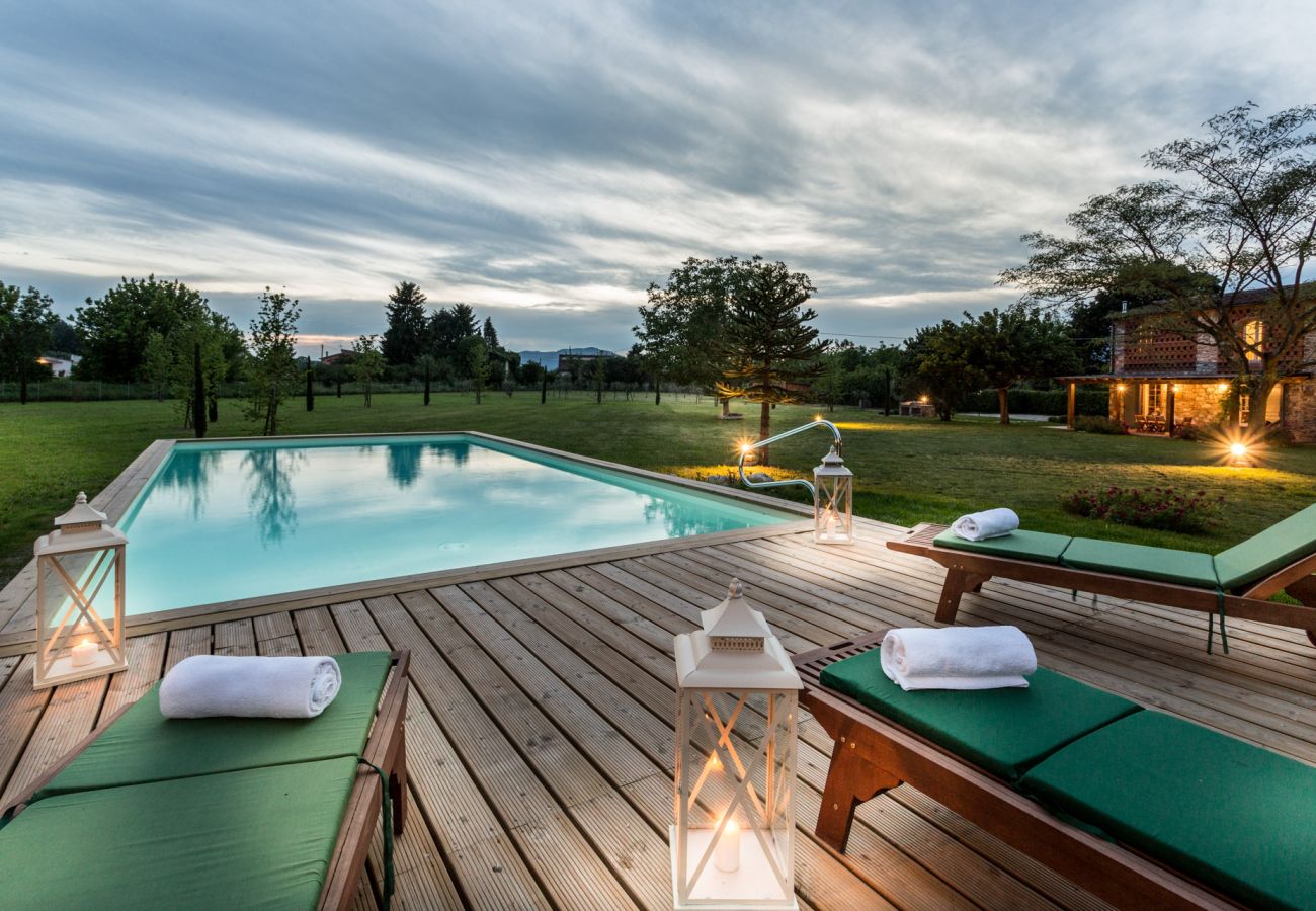 Villa em Monte San quirico - A Romantic Farmhouse with Pool in 10 mins walk away from the Walls of Lucca Villa em Monte San quirico - A Romantic Farmhouse with Pool in 10 mins walk away from the Walls of Lucca