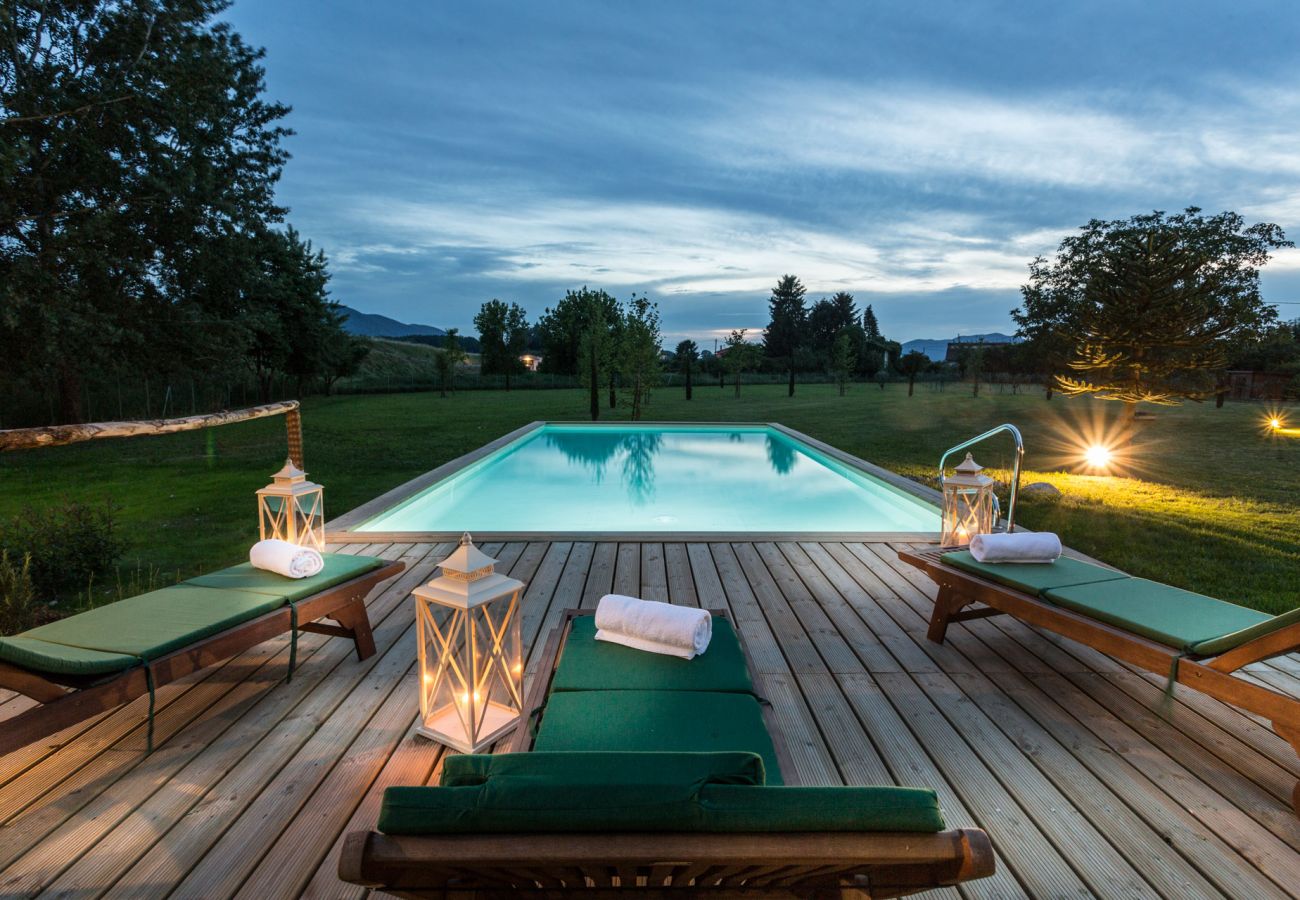 Villa em Monte San quirico - A Romantic Farmhouse with Pool in 10 mins walk away from the Walls of Lucca Villa em Monte San quirico - A Romantic Farmhouse with Pool in 10 mins walk away from the Walls of Lucca