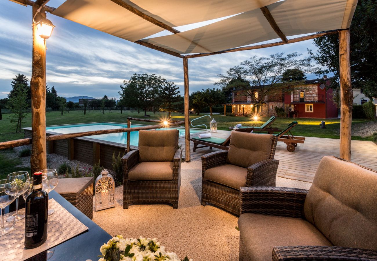 Villa em Monte San quirico - A Romantic Farmhouse with Pool in 10 mins walk away from the Walls of Lucca Villa em Monte San quirico - A Romantic Farmhouse with Pool in 10 mins walk away from the Walls of Lucca