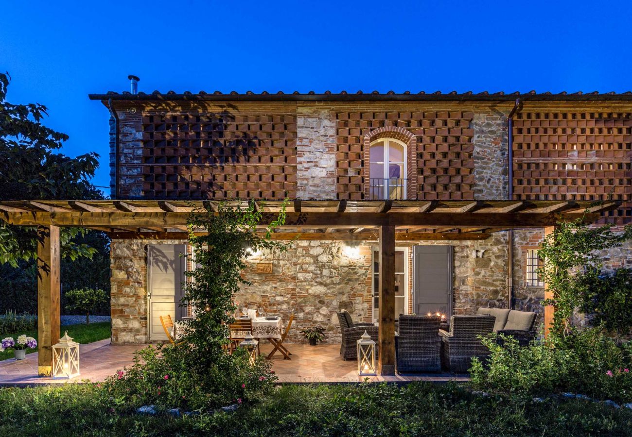 Villa em Monte San quirico - A Romantic Farmhouse with Pool in 10 mins walk away from the Walls of Lucca Villa em Monte San quirico - A Romantic Farmhouse with Pool in 10 mins walk away from the Walls of Lucca