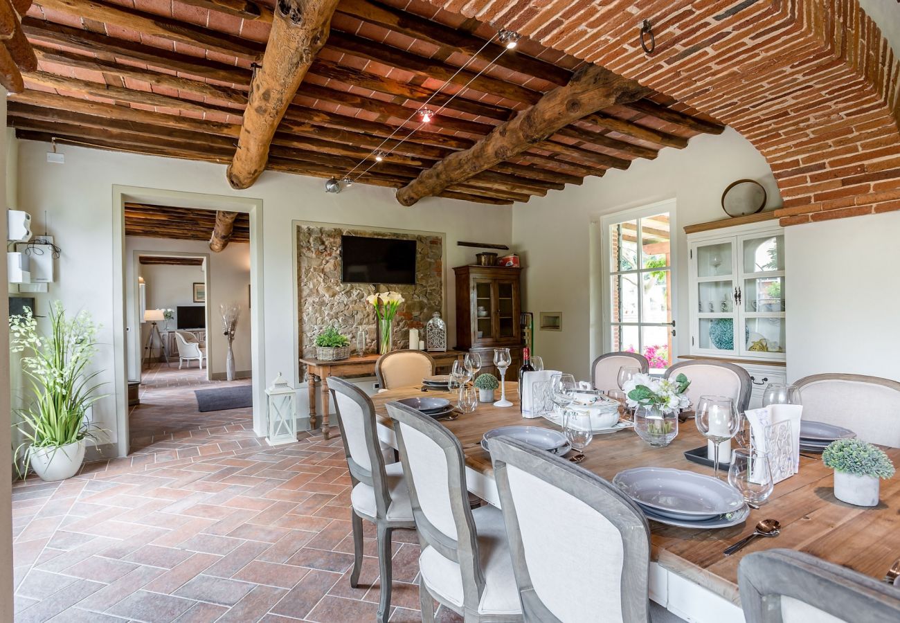 Villa em Monte San quirico - A Romantic Farmhouse with Pool in 10 mins walk away from the Walls of Lucca Villa em Monte San quirico - A Romantic Farmhouse with Pool in 10 mins walk away from the Walls of Lucca