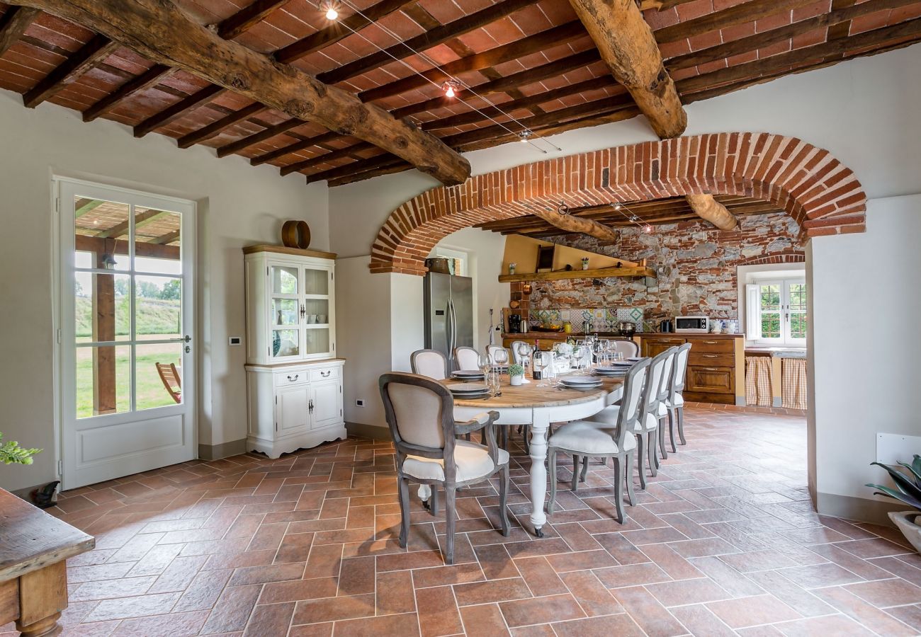 Villa em Monte San quirico - A Romantic Farmhouse with Pool in 10 mins walk away from the Walls of Lucca Villa em Monte San quirico - A Romantic Farmhouse with Pool in 10 mins walk away from the Walls of Lucca