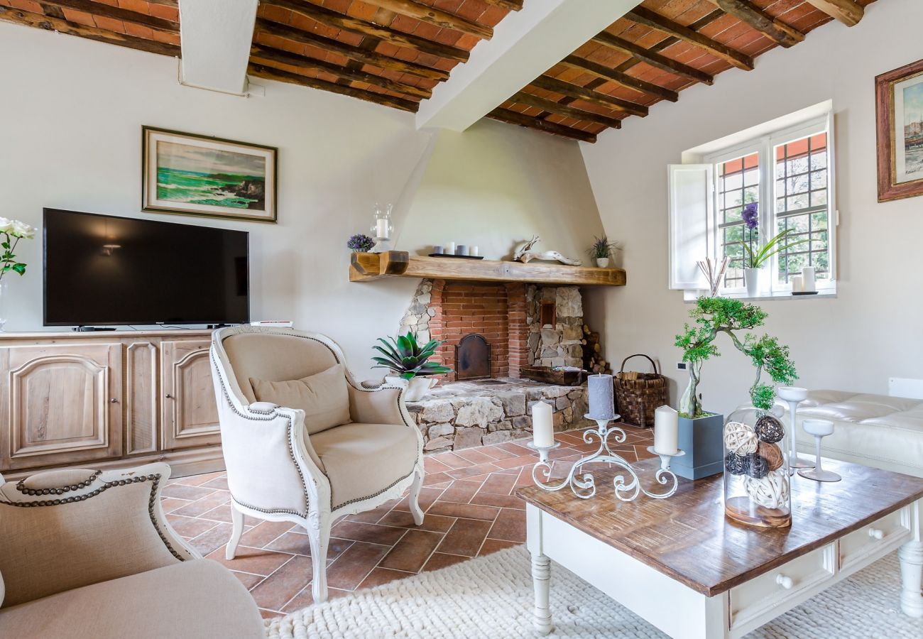 Villa em Monte San quirico - A Romantic Farmhouse with Pool in 10 mins walk away from the Walls of Lucca Villa em Monte San quirico - A Romantic Farmhouse with Pool in 10 mins walk away from the Walls of Lucca