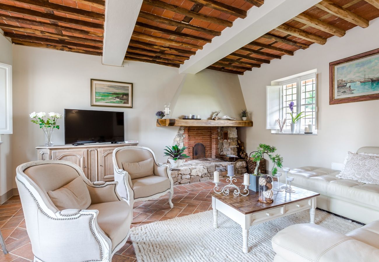 Villa em Monte San quirico - A Romantic Farmhouse with Pool in 10 mins walk away from the Walls of Lucca Villa em Monte San quirico - A Romantic Farmhouse with Pool in 10 mins walk away from the Walls of Lucca