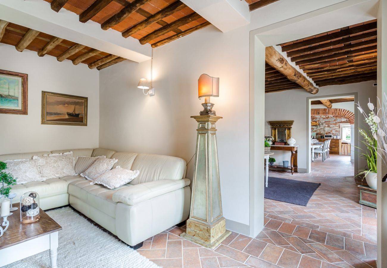 Villa em Monte San quirico - A Romantic Farmhouse with Pool in 10 mins walk away from the Walls of Lucca Villa em Monte San quirico - A Romantic Farmhouse with Pool in 10 mins walk away from the Walls of Lucca
