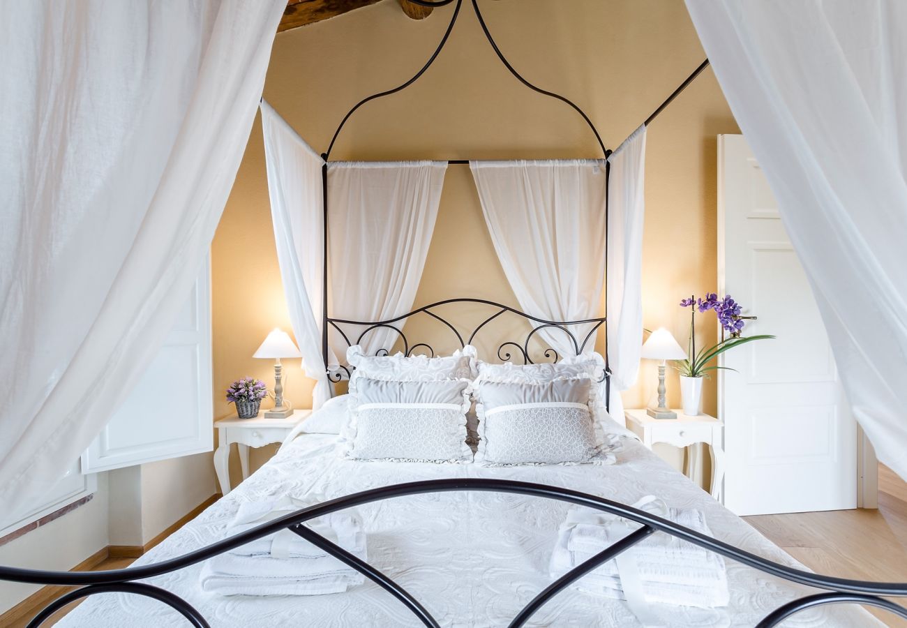 Villa em Monte San quirico - A Romantic Farmhouse with Pool in 10 mins walk away from the Walls of Lucca Villa em Monte San quirico - A Romantic Farmhouse with Pool in 10 mins walk away from the Walls of Lucca