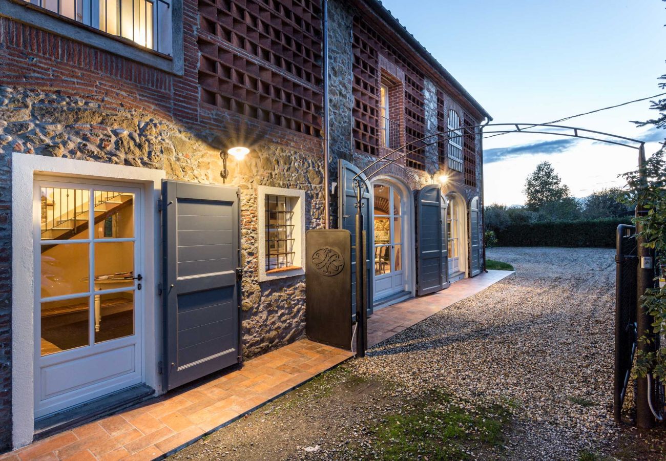 Villa em Monte San quirico - A Romantic Farmhouse with Pool in 10 mins walk away from the Walls of Lucca Villa em Monte San quirico - A Romantic Farmhouse with Pool in 10 mins walk away from the Walls of Lucca