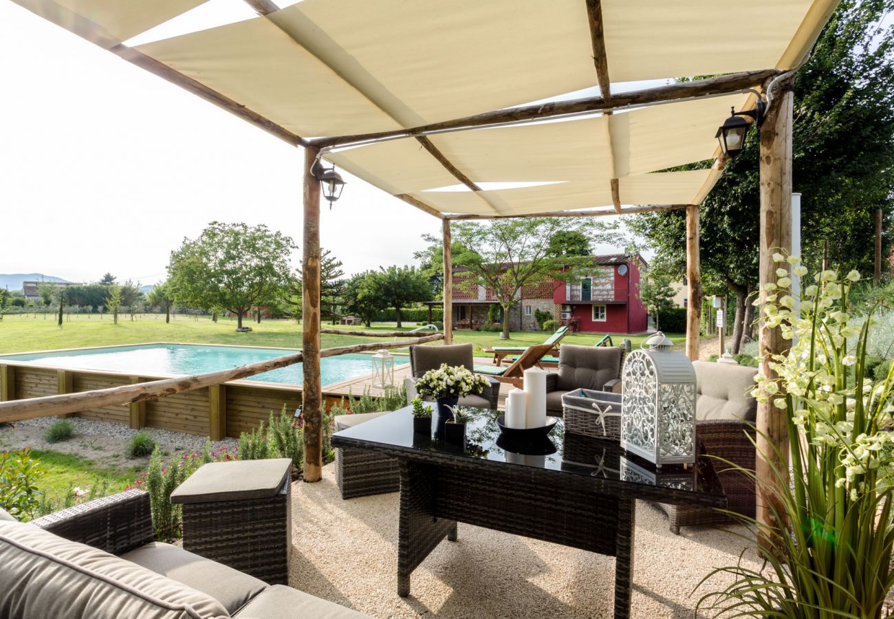 Villa em Monte San quirico - A Romantic Farmhouse with Pool in 10 mins walk away from the Walls of Lucca Villa em Monte San quirico - A Romantic Farmhouse with Pool in 10 mins walk away from the Walls of Lucca