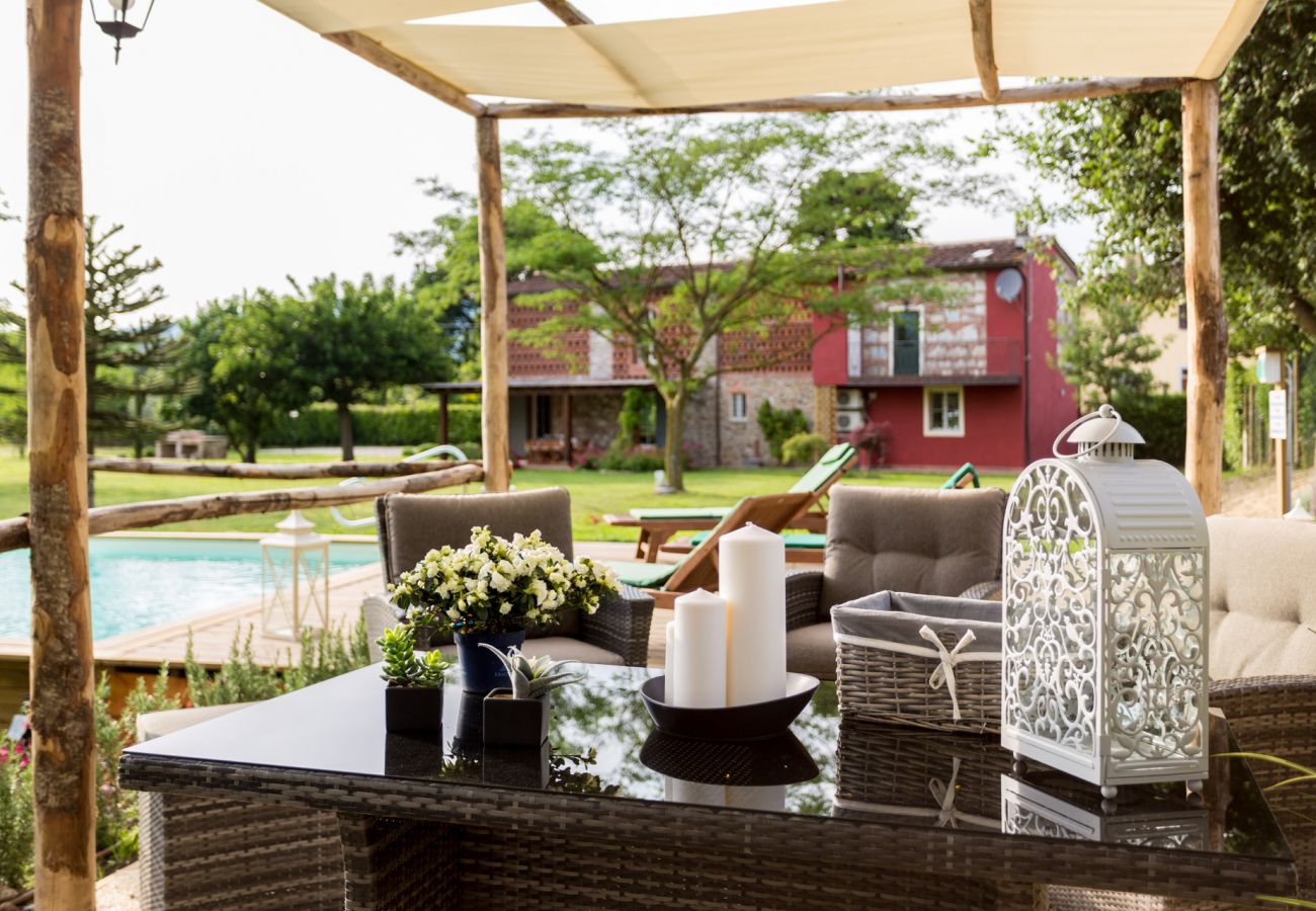 Villa em Monte San quirico - A Romantic Farmhouse with Pool in 10 mins walk away from the Walls of Lucca Villa em Monte San quirico - A Romantic Farmhouse with Pool in 10 mins walk away from the Walls of Lucca