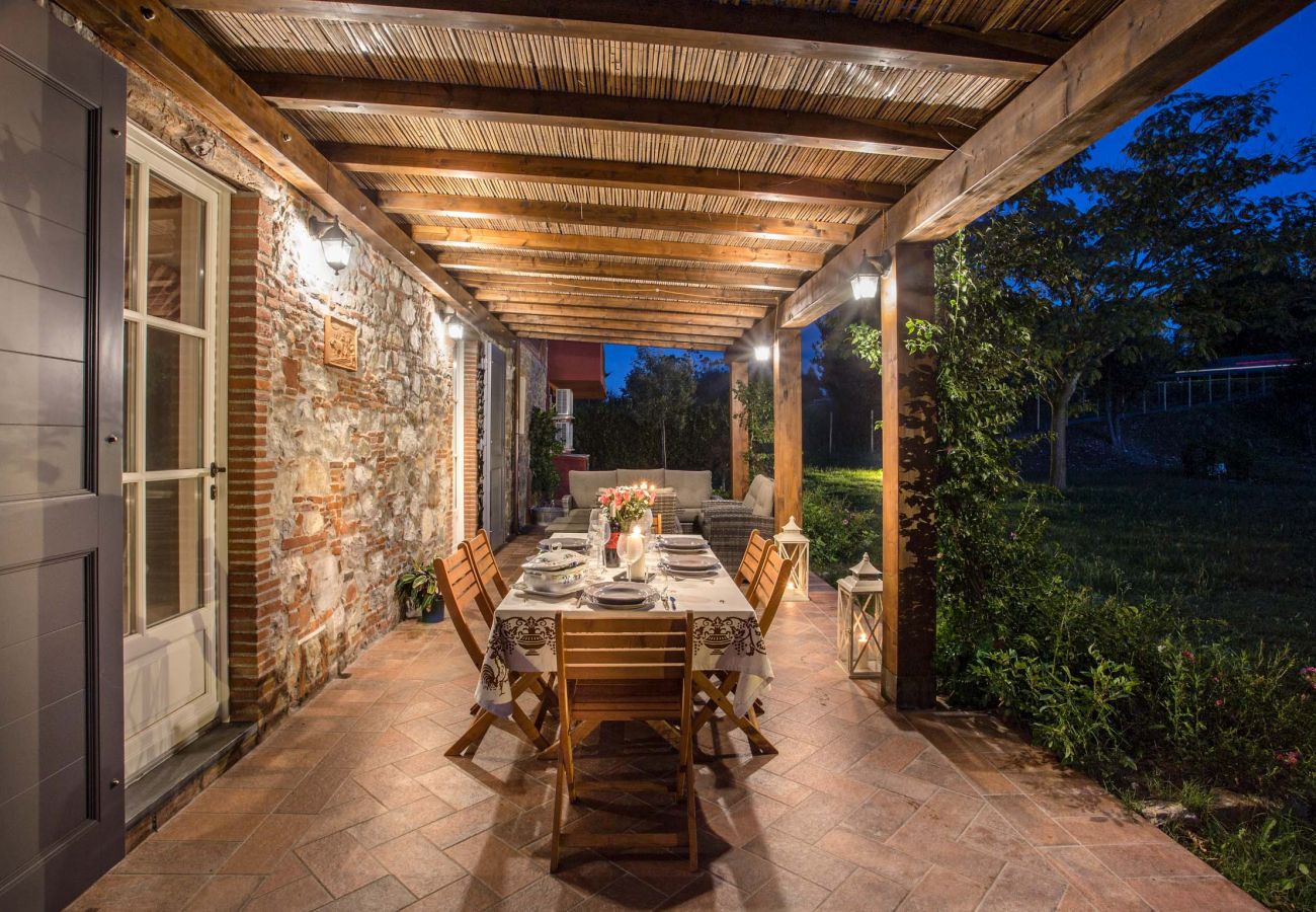 Villa em Monte San quirico - A Romantic Farmhouse with Pool in 10 mins walk away from the Walls of Lucca Villa em Monte San quirico - A Romantic Farmhouse with Pool in 10 mins walk away from the Walls of Lucca