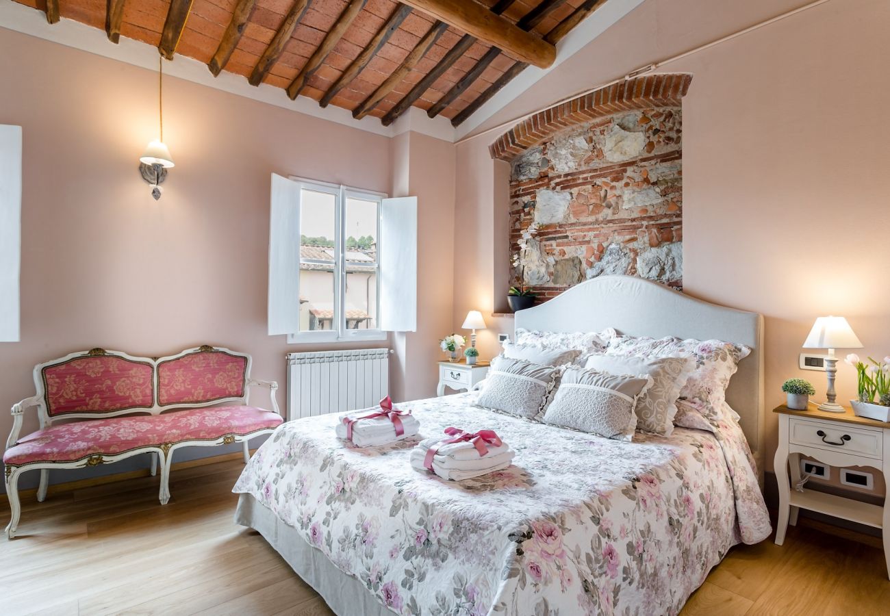 Villa em Monte San quirico - A Romantic Farmhouse with Pool in 10 mins walk away from the Walls of Lucca Villa em Monte San quirico - A Romantic Farmhouse with Pool in 10 mins walk away from the Walls of Lucca