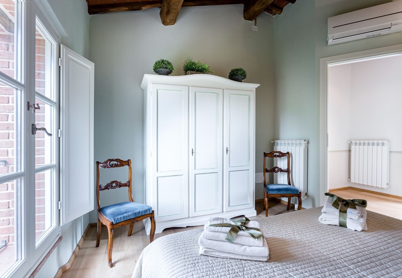 Villa em Monte San quirico - A Romantic Farmhouse with Pool in 10 mins walk away from the Walls of Lucca Villa em Monte San quirico - A Romantic Farmhouse with Pool in 10 mins walk away from the Walls of Lucca