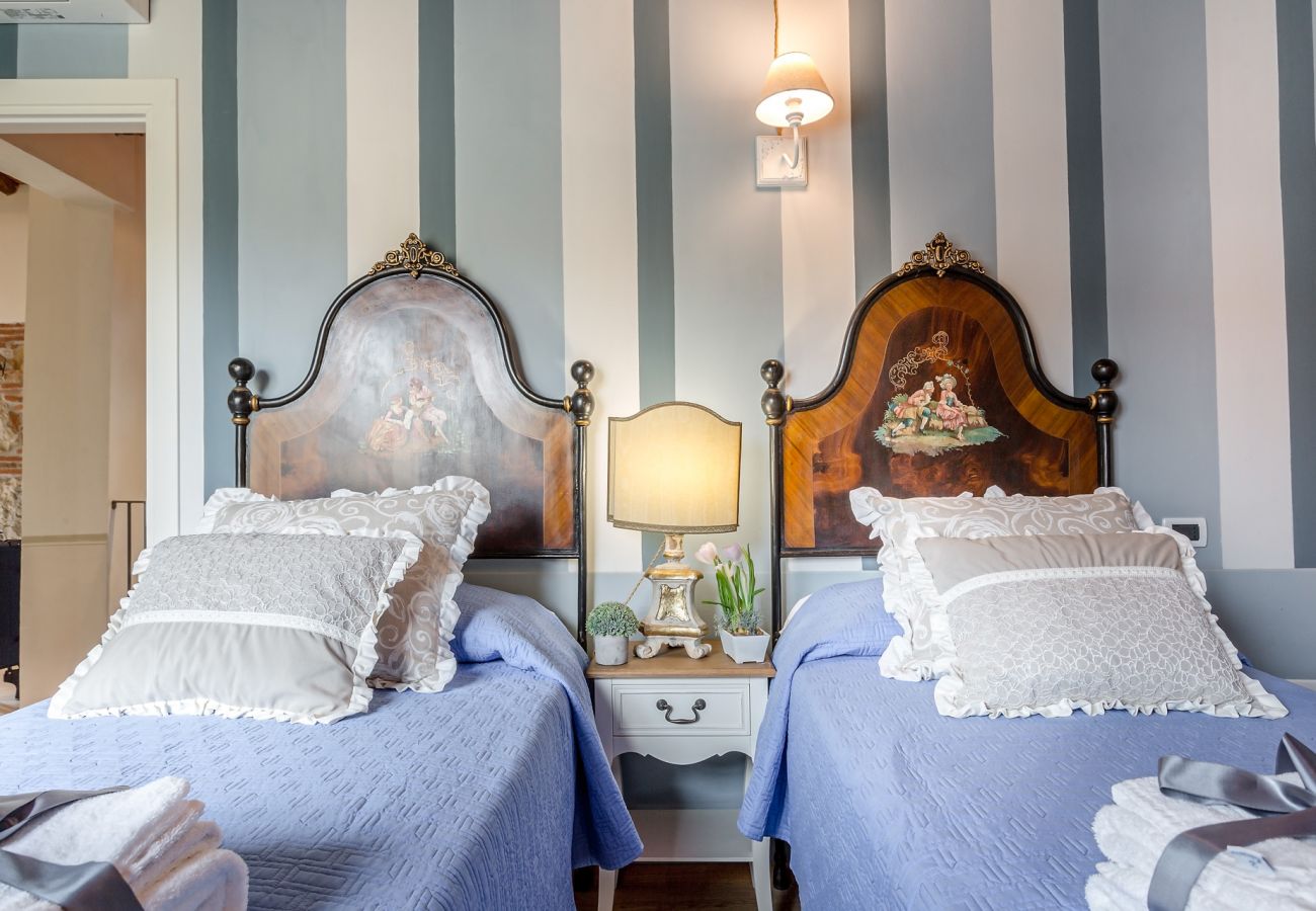 Villa em Monte San quirico - A Romantic Farmhouse with Pool in 10 mins walk away from the Walls of Lucca Villa em Monte San quirico - A Romantic Farmhouse with Pool in 10 mins walk away from the Walls of Lucca