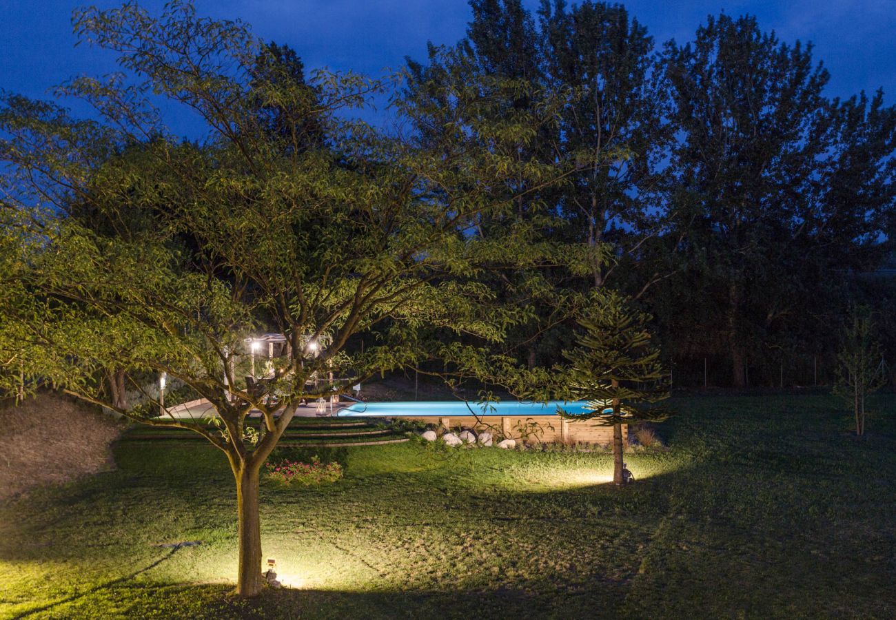 Villa em Monte San quirico - A Romantic Farmhouse with Pool in 10 mins walk away from the Walls of Lucca Villa em Monte San quirico - A Romantic Farmhouse with Pool in 10 mins walk away from the Walls of Lucca