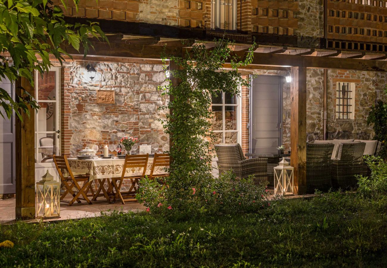 Villa em Monte San quirico - A Romantic Farmhouse with Pool in 10 mins walk away from the Walls of Lucca Villa em Monte San quirico - A Romantic Farmhouse with Pool in 10 mins walk away from the Walls of Lucca