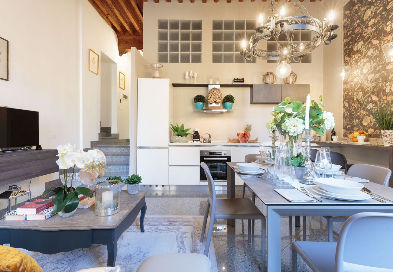 Apartamento em Lucca - ARIAS APARTMENT in the iconic Piazza San Michele Apartamento em Lucca - ARIAS APARTMENT in the iconic Piazza San Michele
