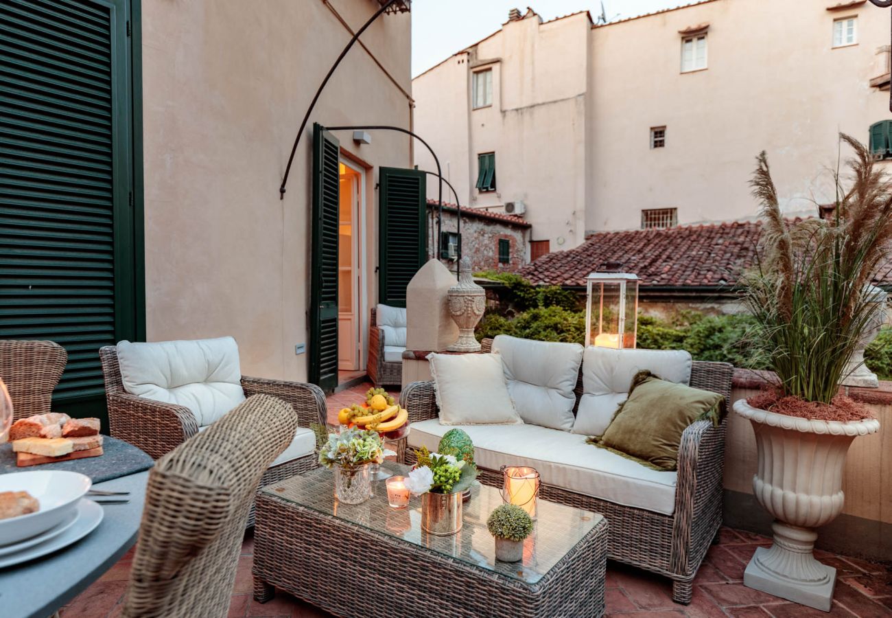Apartamento em Lucca - The Most Central Terrace inside the Walls of Lucca Apartamento em Lucca - The Most Central Terrace inside the Walls of Lucca