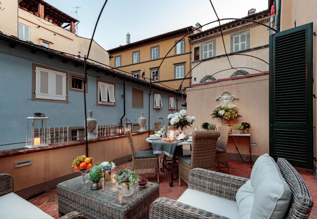 Apartamento em Lucca - The Most Central Terrace inside the Walls of Lucca Apartamento em Lucca - The Most Central Terrace inside the Walls of Lucca