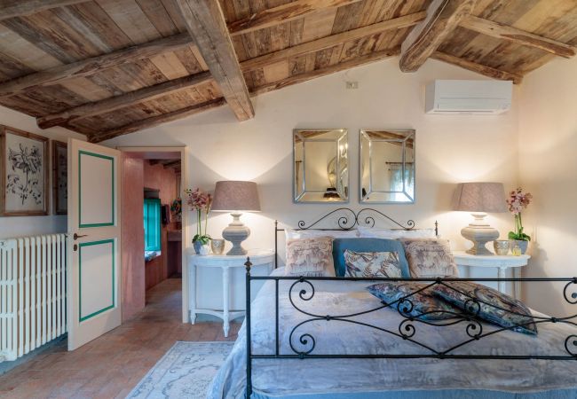 Villa em Lucca - Villa Gufo The Place to Be. Panoramic Private Pool with a Lucca View and Private Tennis Court Villa em Lucca - Villa Gufo The Place to Be. Panoramic Private Pool with a Lucca View and Private Tennis Court